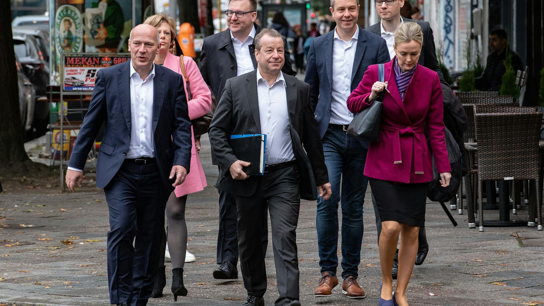 CDU-Chef Kai Wegner (vorne links) führt seine Verhandlungsdelegation zur Parteizentrale der Berliner SPD in Wedding.