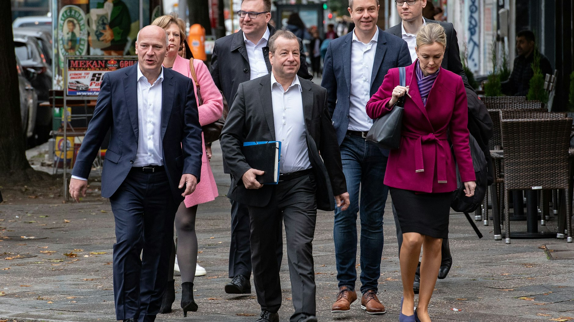 CDU-Chef Kai Wegner (vorne links) führt seine Verhandlungsdelegation zur Parteizentrale der Berliner SPD in Wedding.