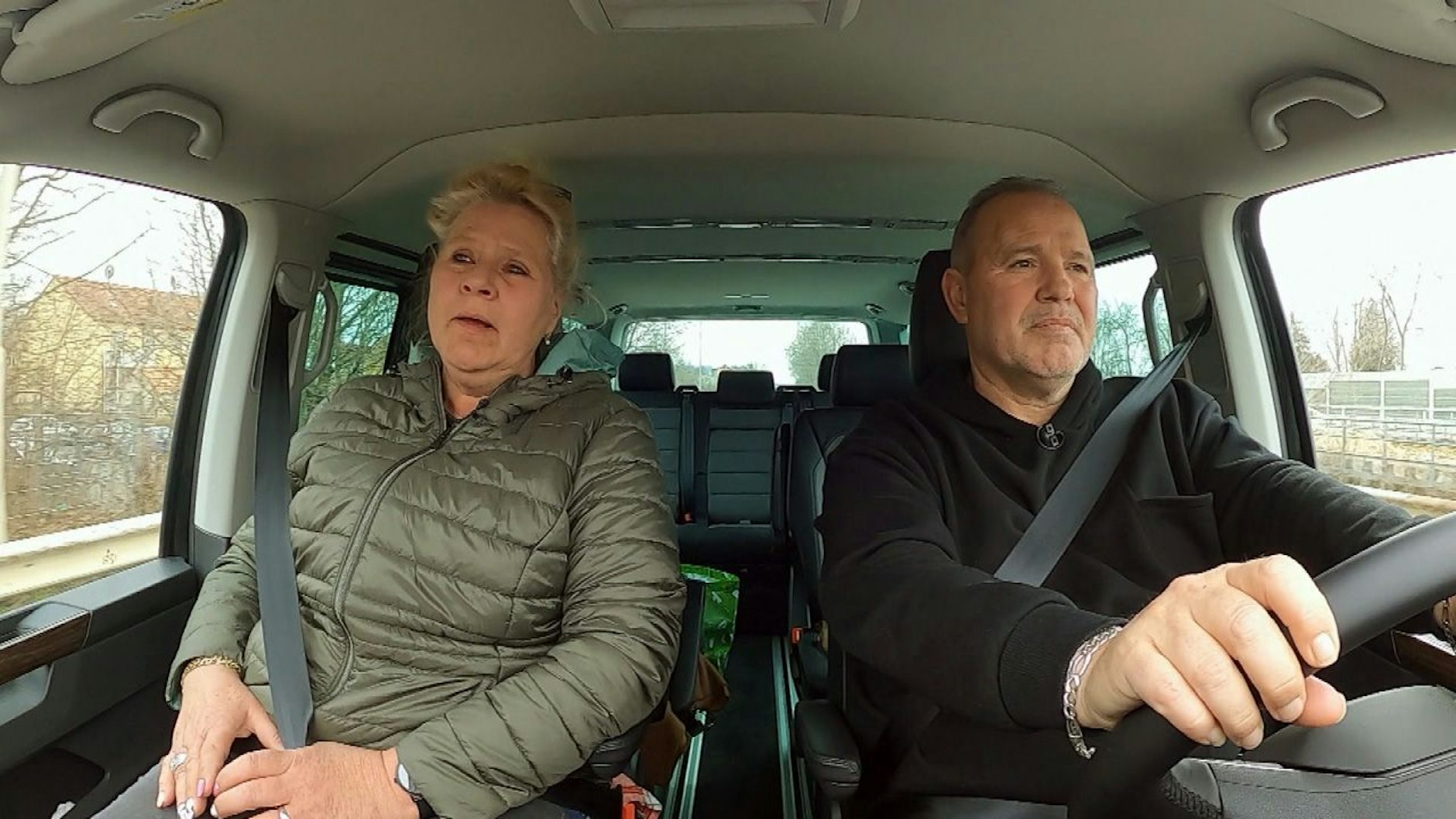 „Die Wollnys“: Von ihrem Freund Harald Eisenbast wird Silvia Wollny zum Flughafen gefahren.