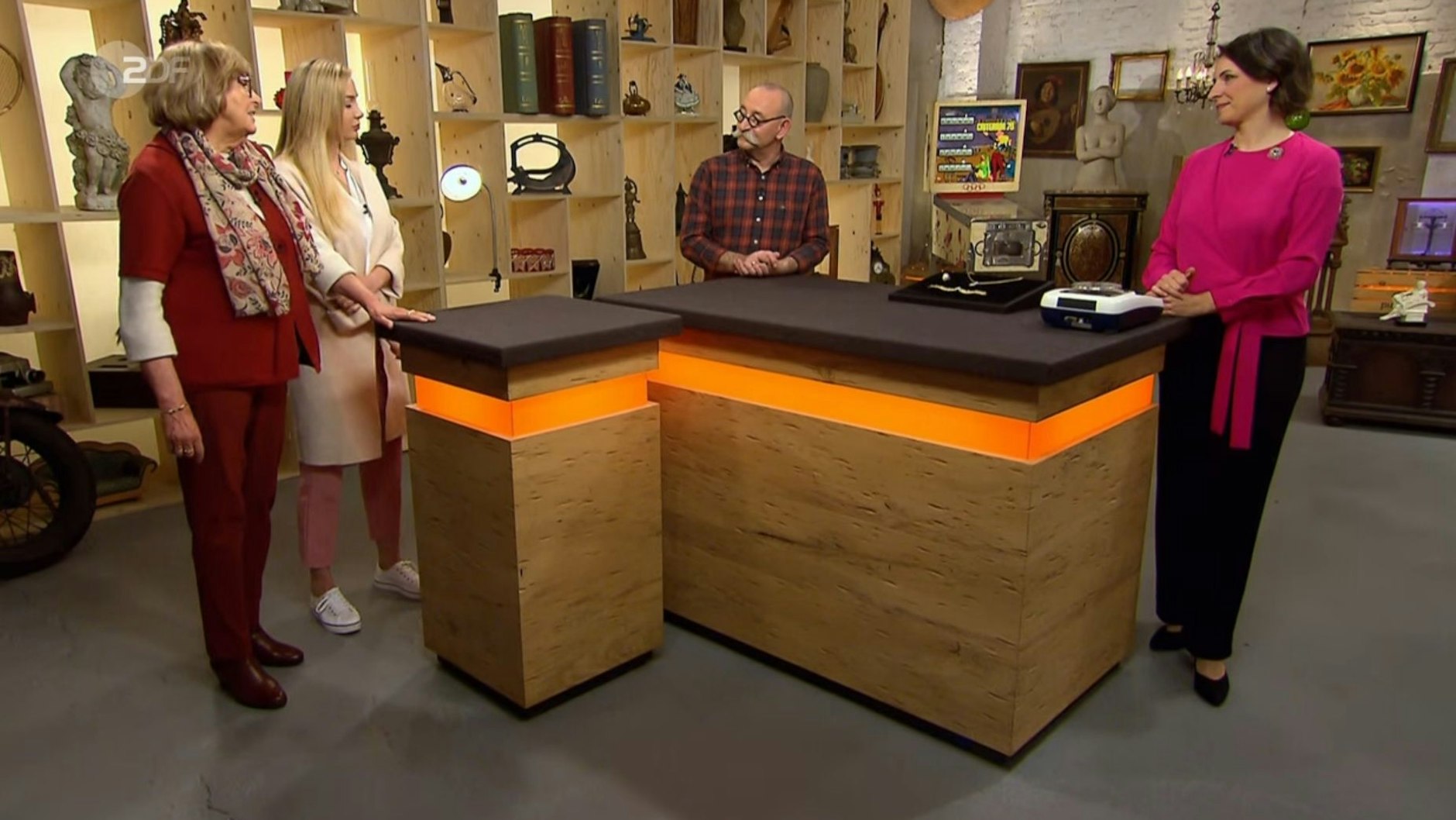 „Bares für Rares“-Expertin Wendela Horz hat gute Nachrichten, was den Wert des Schmucks angeht.