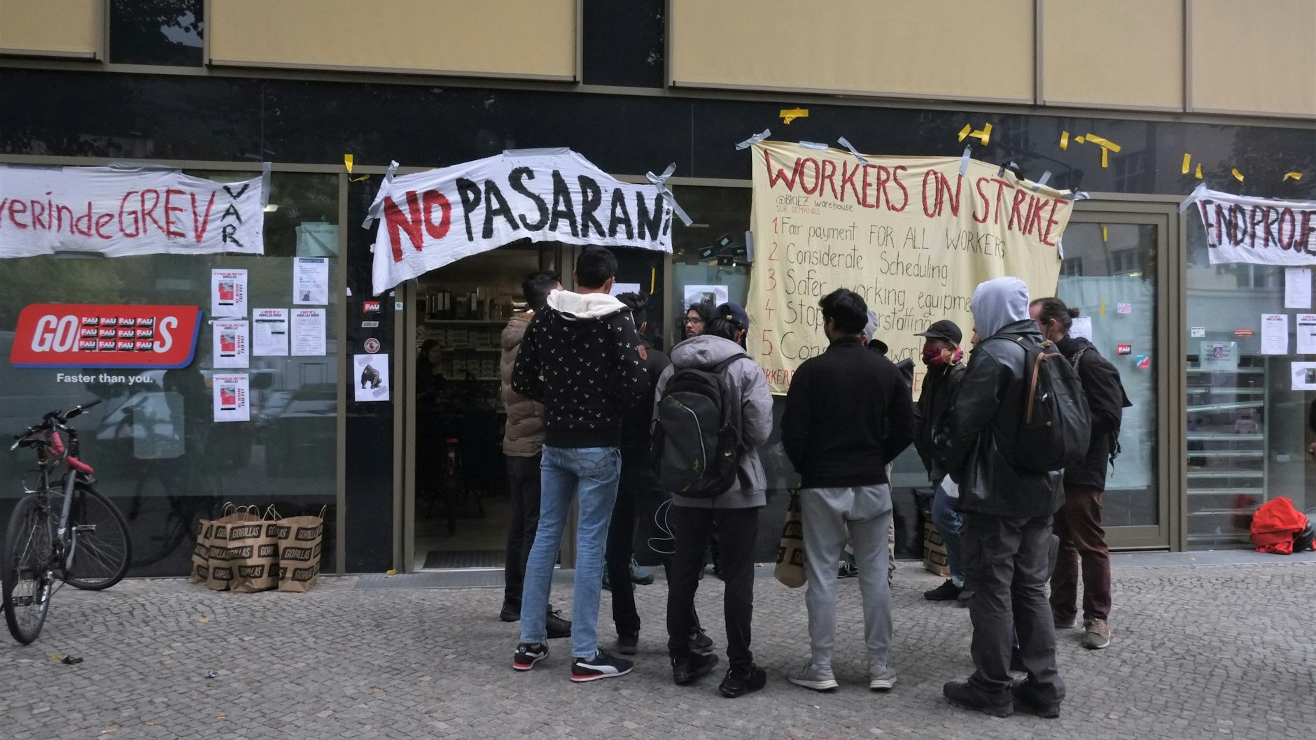 Beschäftigte am Warenlager Bergmannkiez beraten über ihr weiteres Vorgehen.