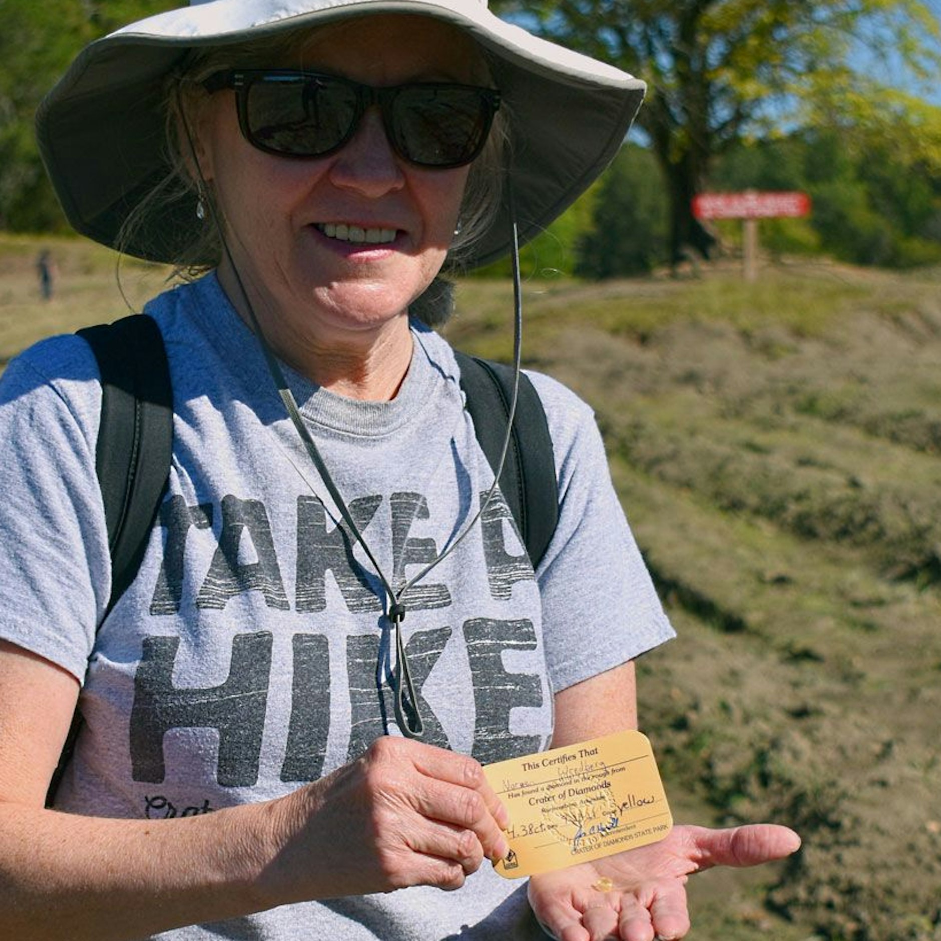 Noreen Wredberg hält den 4,38 Karat schweren Diamanten&nbsp; samt Zertifikat in den Händen.