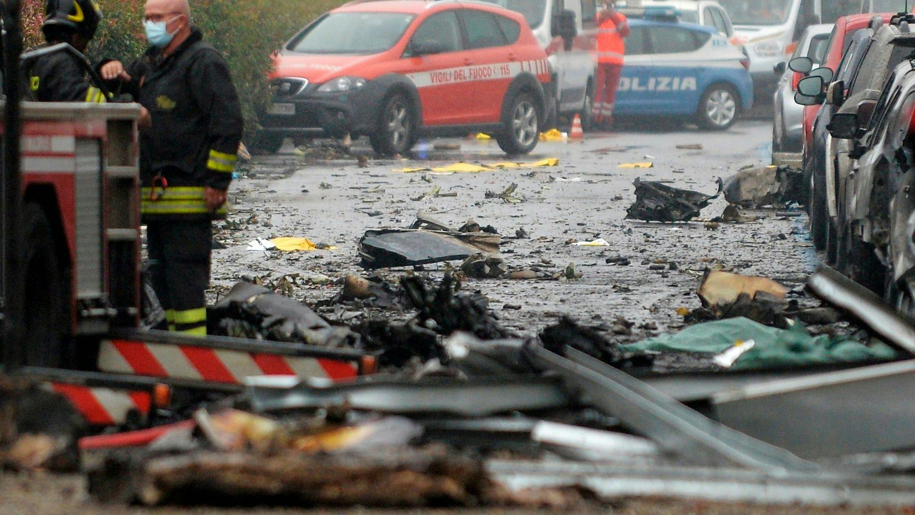 Feuerwehrleute und Polizei an der Unfallstelle in San Donato Milanese, einem Vorort von Mailand. 