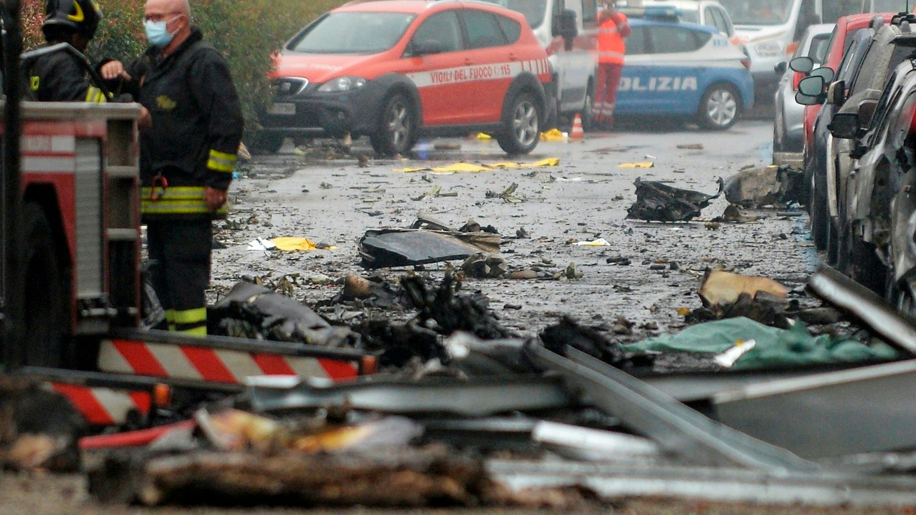 Feuerwehrleute und Polizei an der Unfallstelle in&nbsp;San Donato Milanese, einem Vorort von Mailand.&nbsp;
