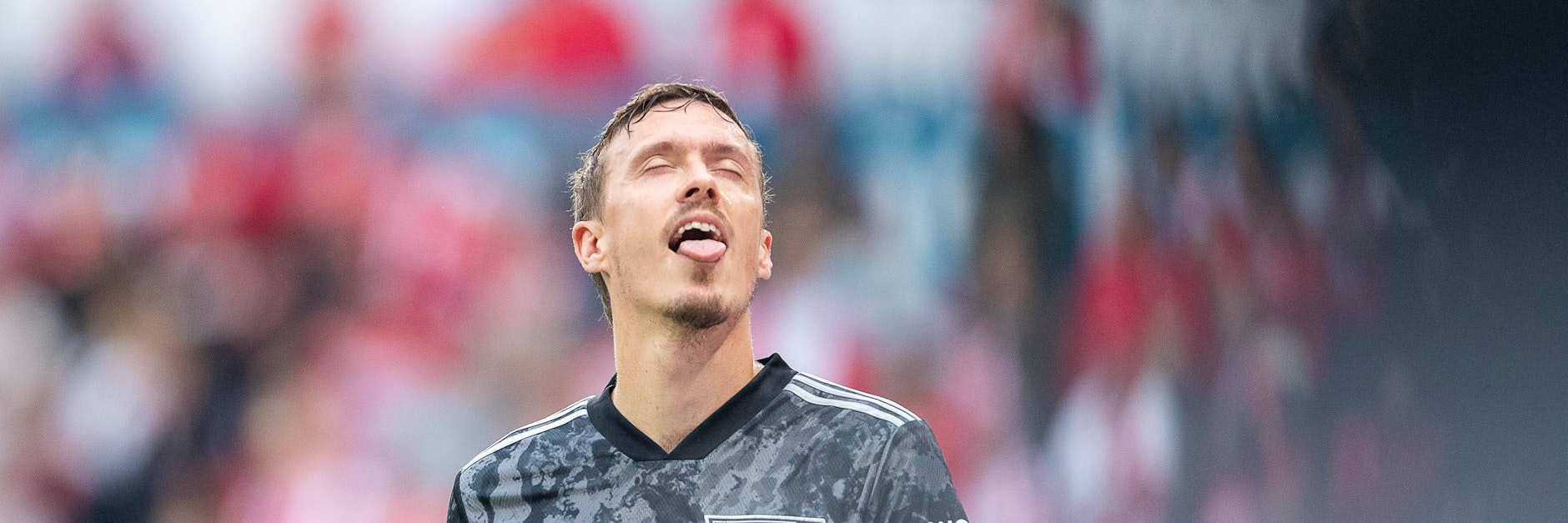 Unions Max Kruse mit rausgestreckter Zunge, mit der er versuchte, ein paar Tropfen aus den auf ihn geworfenen Bierbechern zu erhaschen.&nbsp;