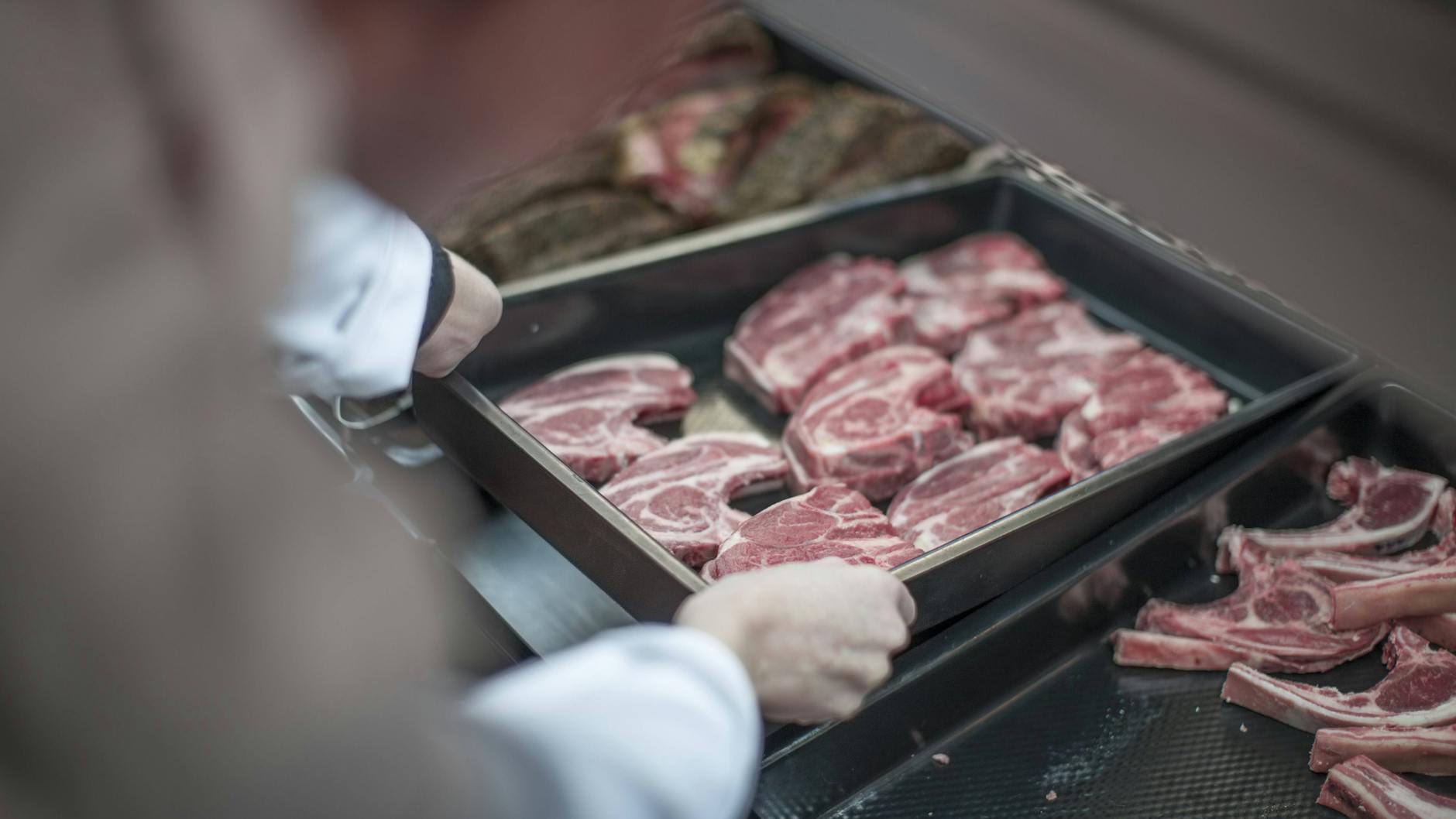 Häufig wird nur Fleisch der umstrittenen und wenig nachhaltigen Haltungsformen Eins und Zwei an der Theke im Supermarkt angeboten (Symbolbild).