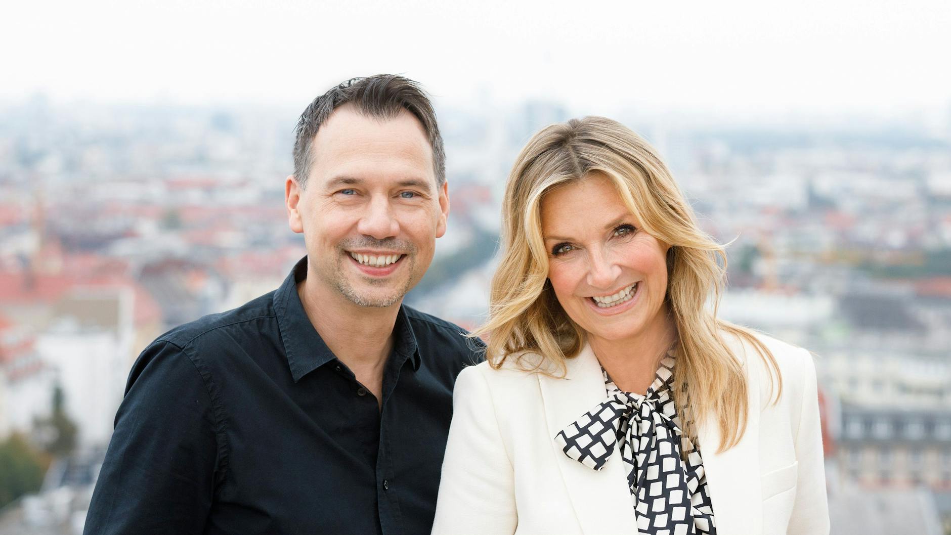 Auf dem Dach des RBB-Sendezentrums in Berlin zeugt Kim Fisher ihren„ Neuen“. Ab 15. Oktober wird sie mit Thriller-Autor Sebastian Fitzek alle 14 Tage die Sendung „Riverboat Berlin“ präsentieren.