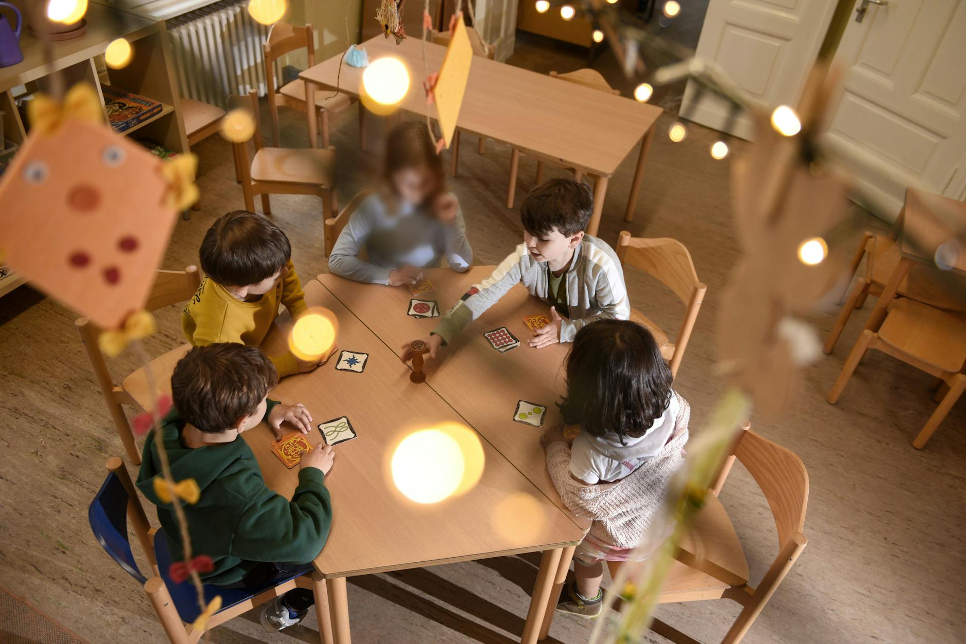 Grundschüler beim Kartenspiel im Hort der Grunewald-Grundschule - am ersten Tag, wo sie einander wieder ohne Maske gegenüber sitzen dürfen. <br>