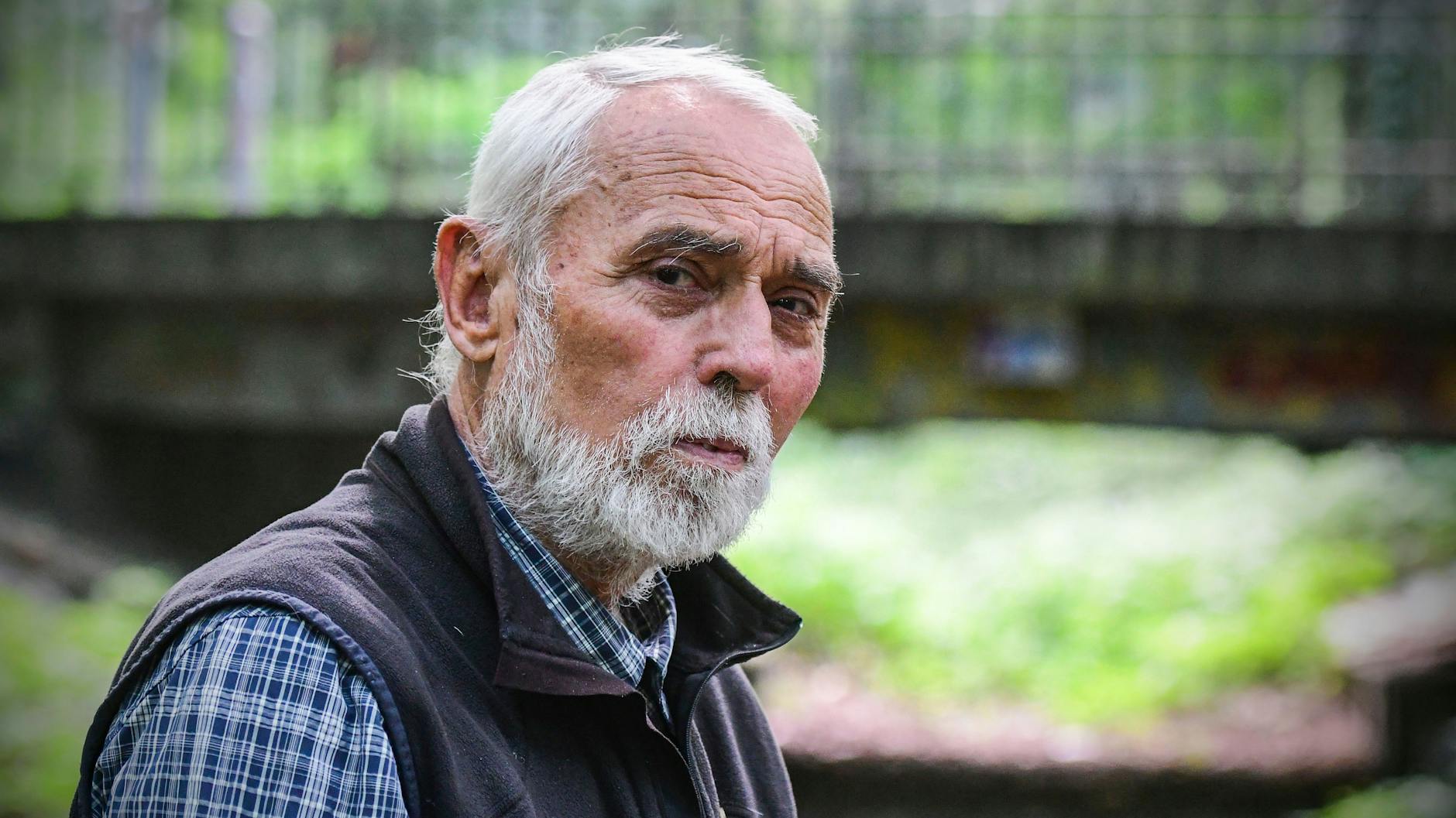 Eckhart Scheffler vor einer Brücke im Fredersdorfer Mühlenfließ. Der 78 Jahre alte Gewässer-Experte hat den Trockenfall hautnah miterlebt.