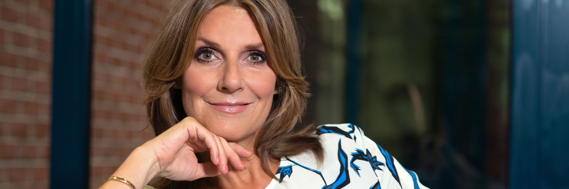 Die Moderatorin und Sängerin Kim Fisher präsentiert nun auch von Berlin aus die Talkshow „Riverboat“.