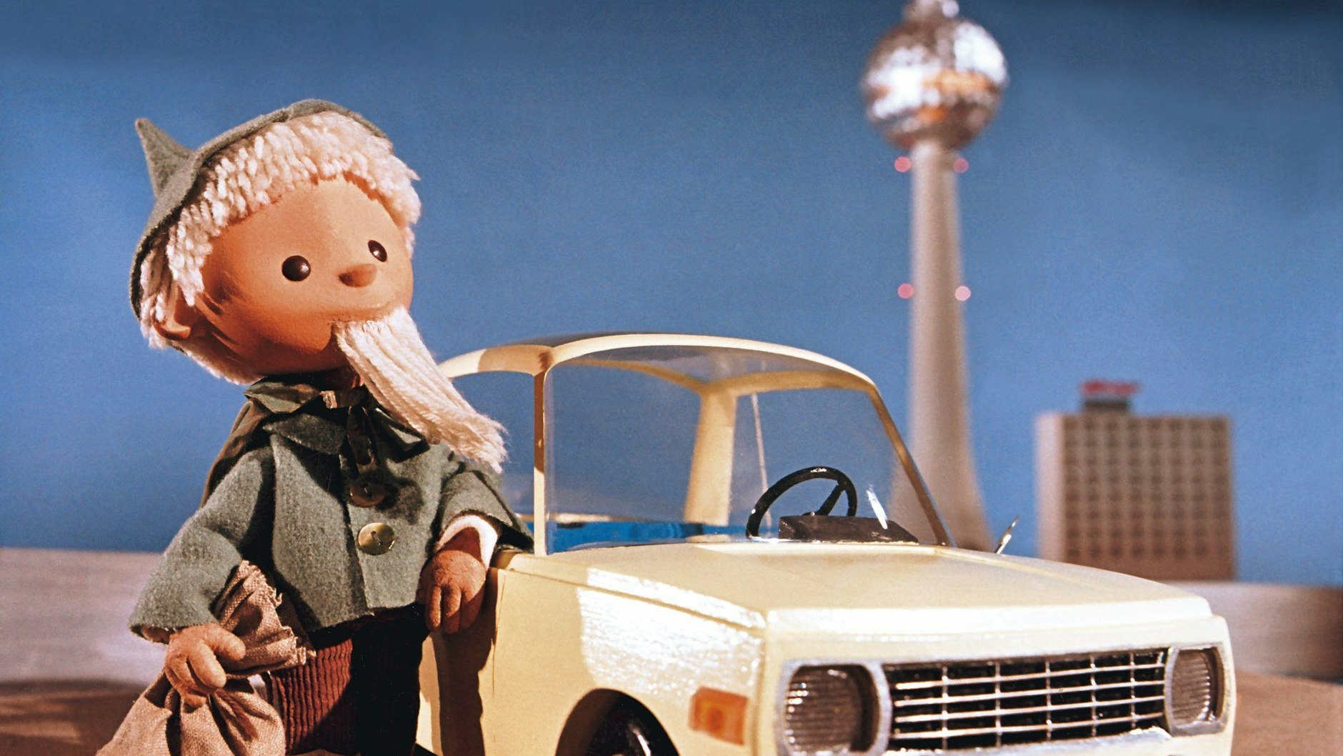 Sandmännchen und Fernsehturm gibt es immer noch. Den Wartburg bekommt man als DDR-Relikt heute seltener zu sehen.