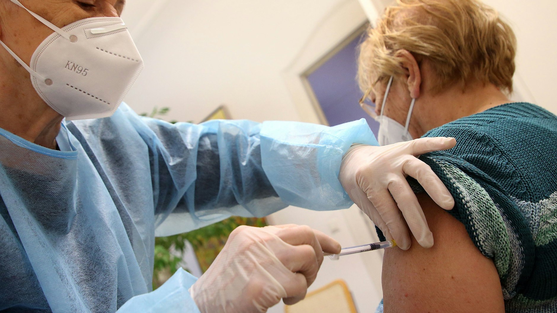 Eine Frau lässt sich in der Praxis ihrer Hausärztin die dritte Impfung injizieren (Symbolbild).