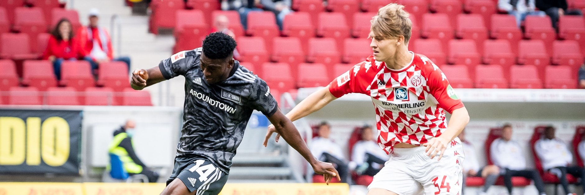 Taiwo Awoniyi enteilt seinem Mainzer Bewacher David Nemeth.