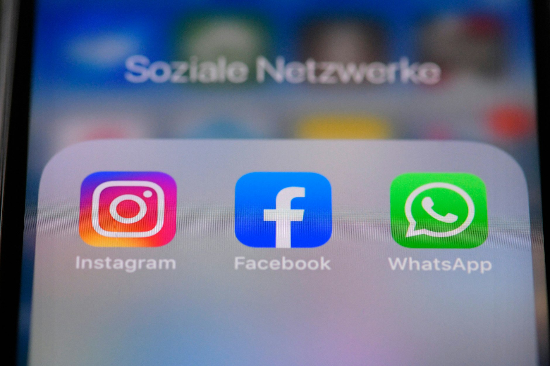 Die Apps von Facebook, Instagram und WhatsApp auf einem Smartphone.