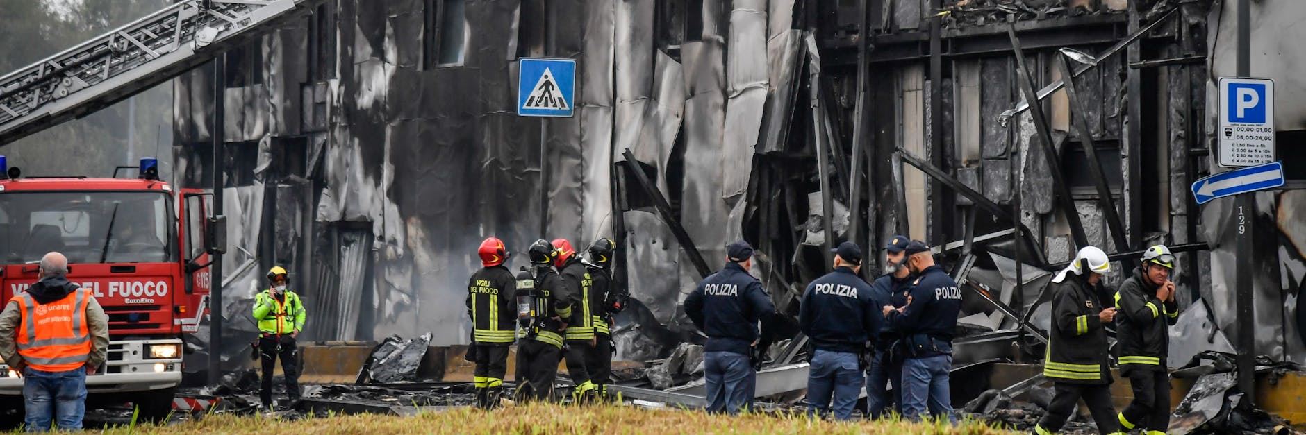 Das Leichtflugzeug mit sieben Menschen an Bord war kurz nach dem Start abgestützt und in ein leerstehendes Bürogebäude gekracht.