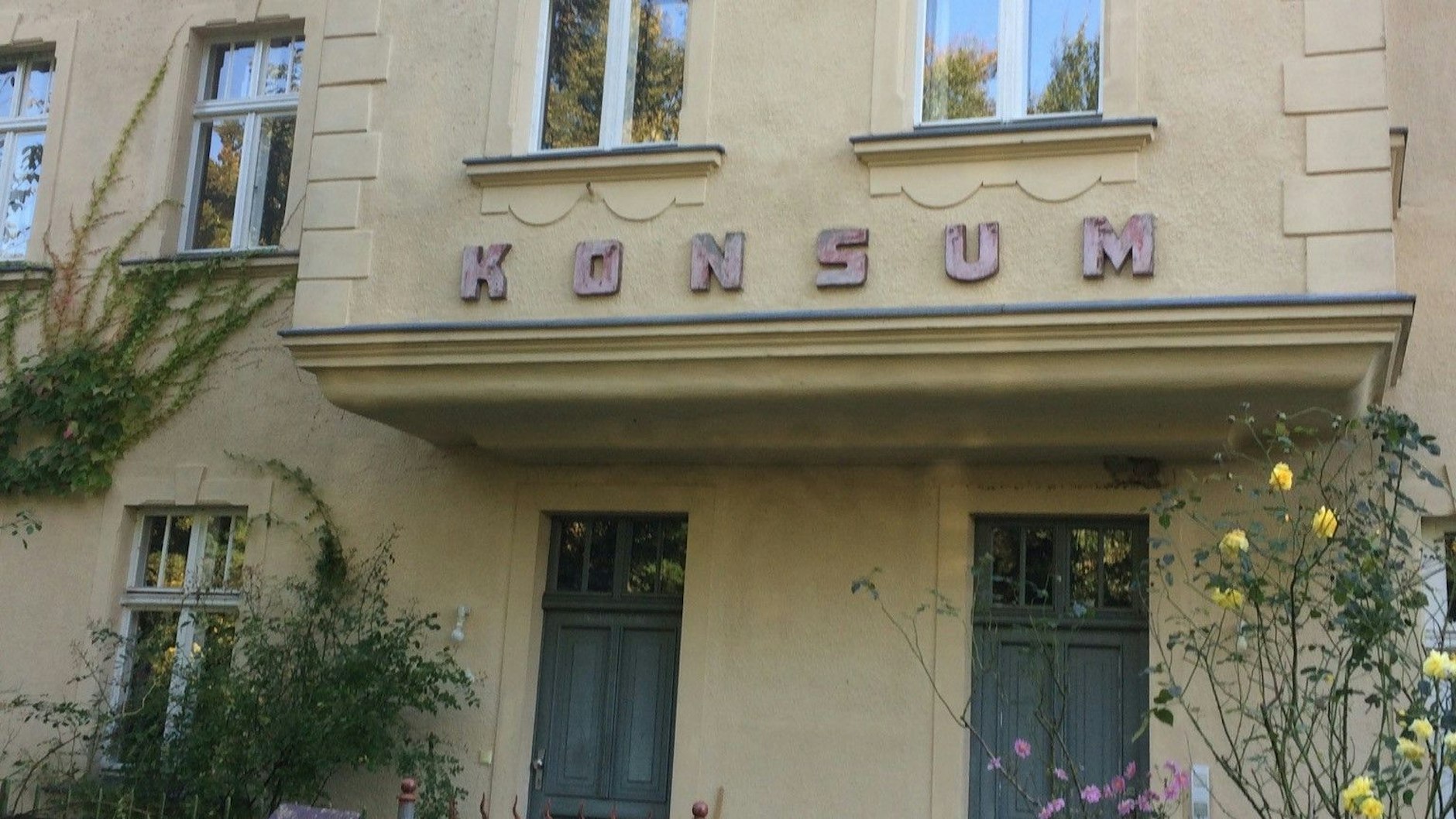 Das Wort Konsum an einer Potsdamer Hausfassade erinnert an DDR-Zeiten. 