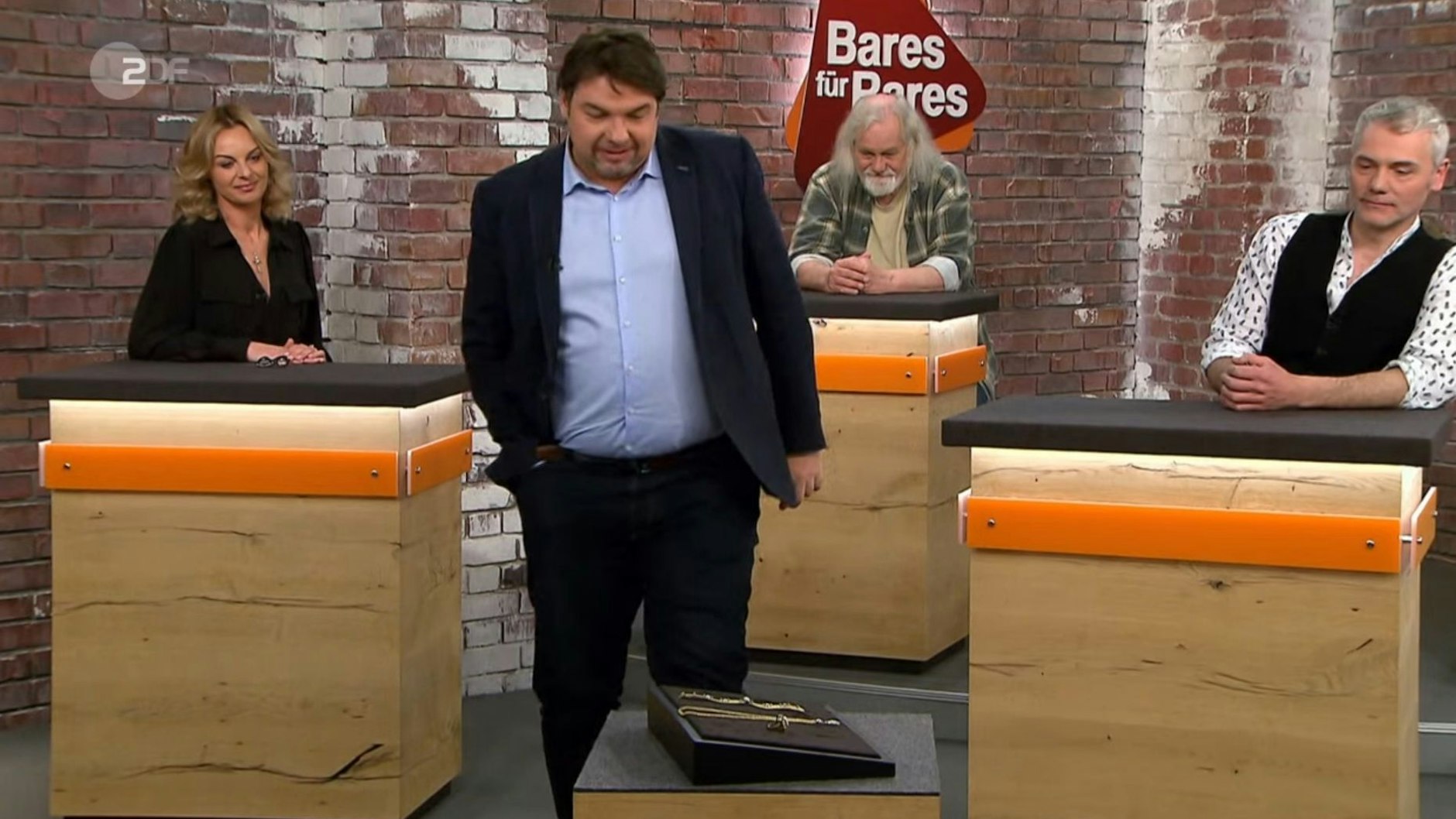 Für 5000 Euro geht der Schmuck an&nbsp;„Bares für Rares“-Händler Daniel Meyer.