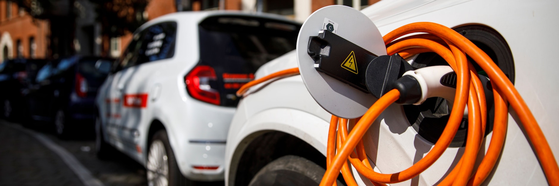 Elekroautos stehen vor einer Ladestation in einem Wohngebiet im Stadtteil Prenzlauer Berg.&nbsp;