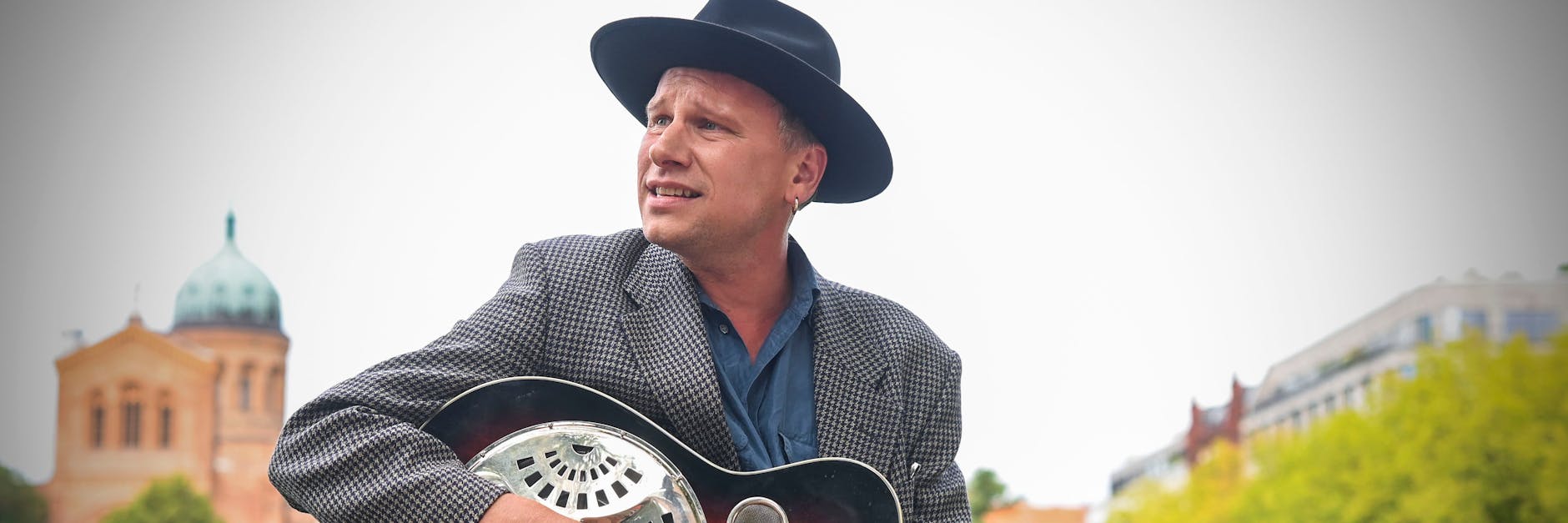 Der Junge aus dem Kultfilm „Sonnenallee“ ist wieder da: Der Schauspieler Robert Stadlober (39) ist jetzt auch als Musiker unterwegs.<br>