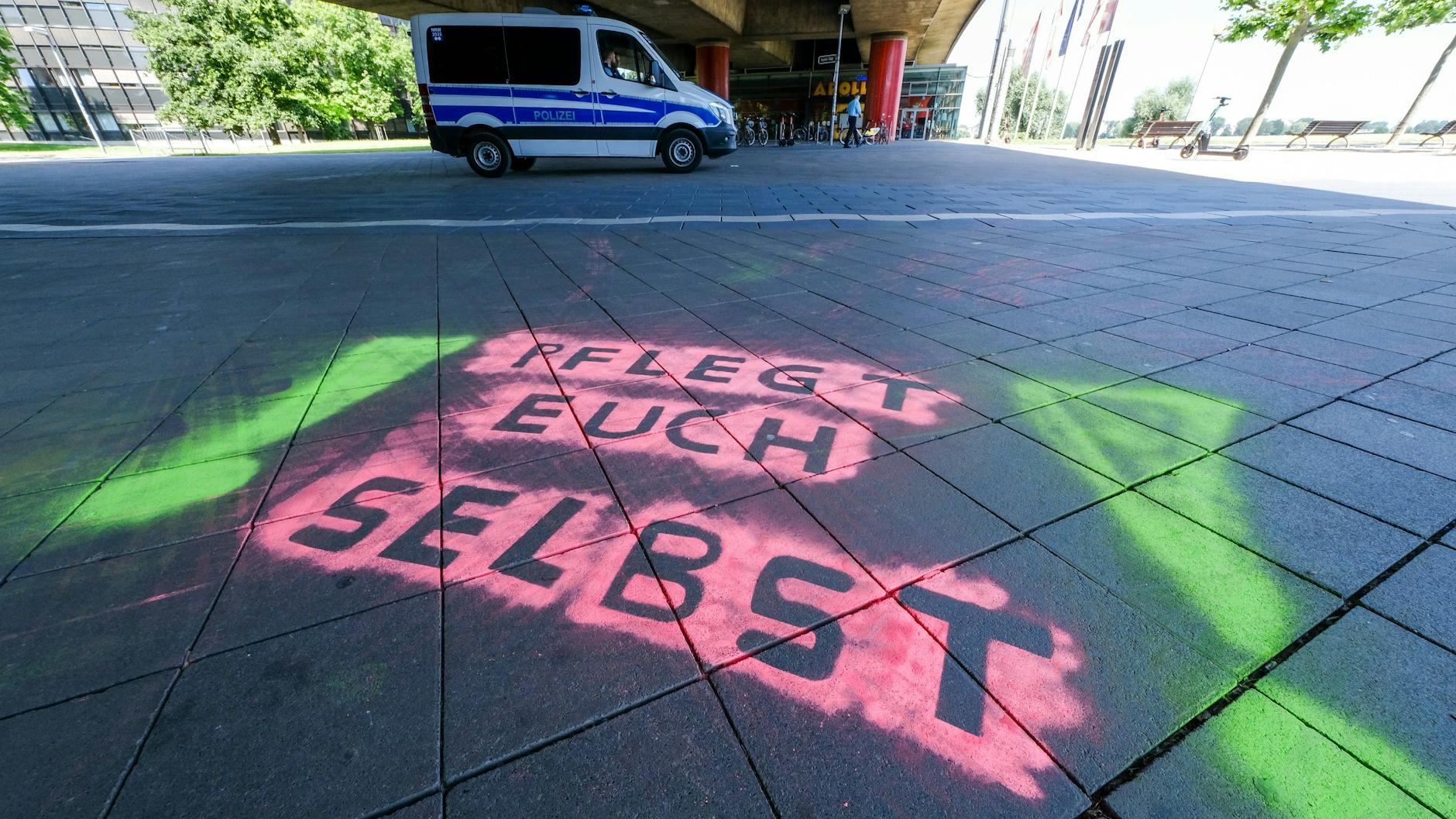 Demo in Düsseldorf: Nicht nur in Berlin streiken Pflegekräfte von Verdi wegen schweren Personalmangels. 