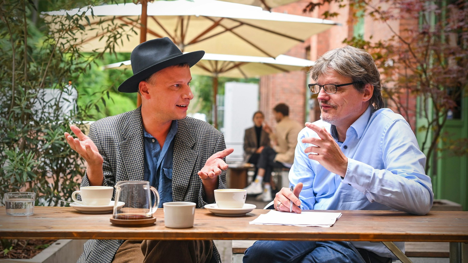 Trafen sich auf ein Käffchen: Robert Stadlober und KURIER-Reporter Norbert Koch-Klaucke.<br>