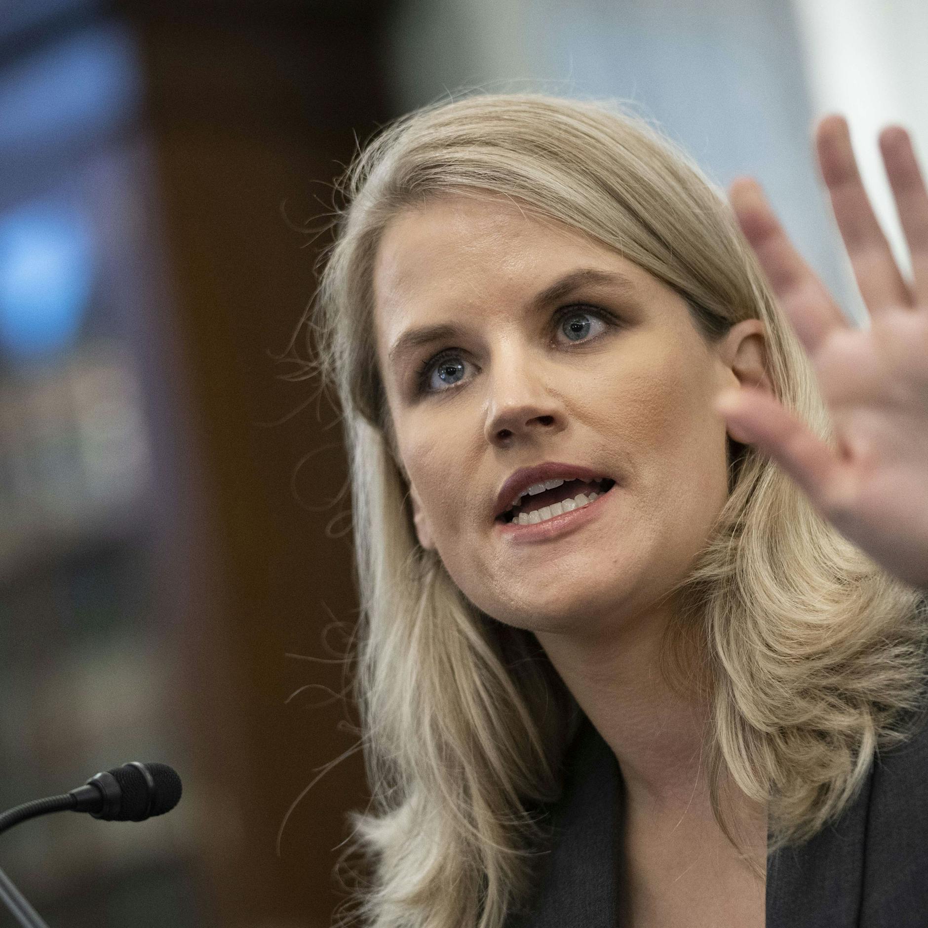 Vernichtet DIESE Ex-Mitarbeiterin hier gerade den Internetriesen Facebook?