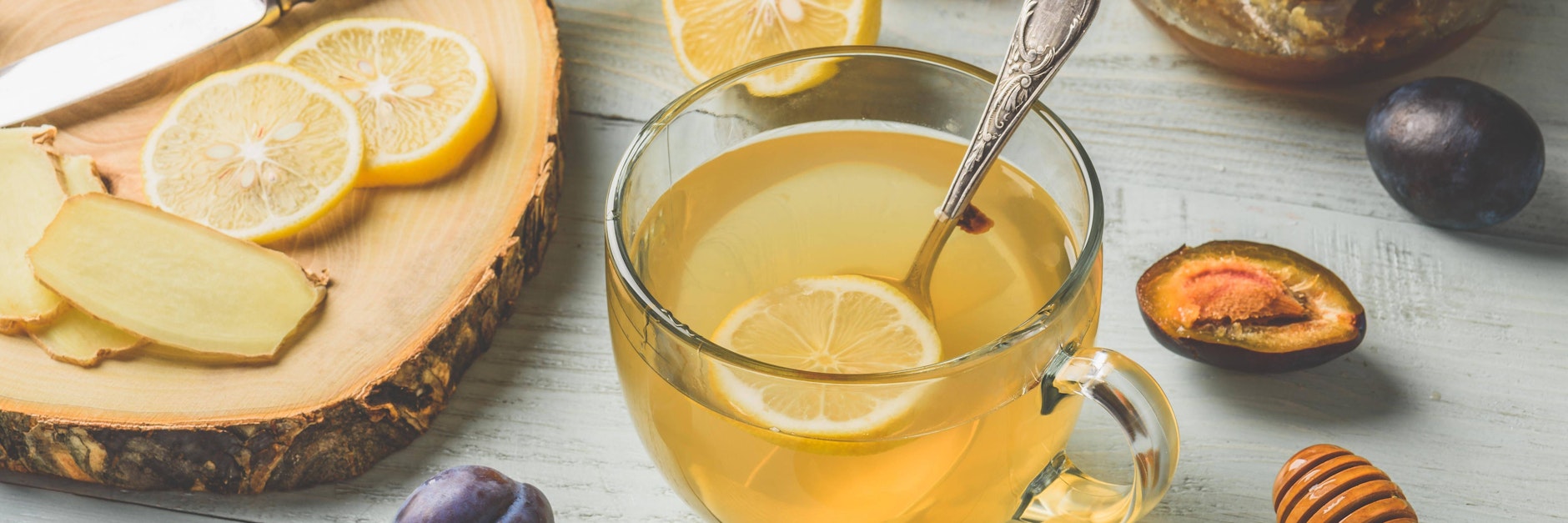 Ingwer gilt als Superfood - zu Recht! Wir sagen Ihnen, warum Sie sich unbedingt einen Ingwertee selber kochen sollten und warum das in jeder Hinsicht gut tut.