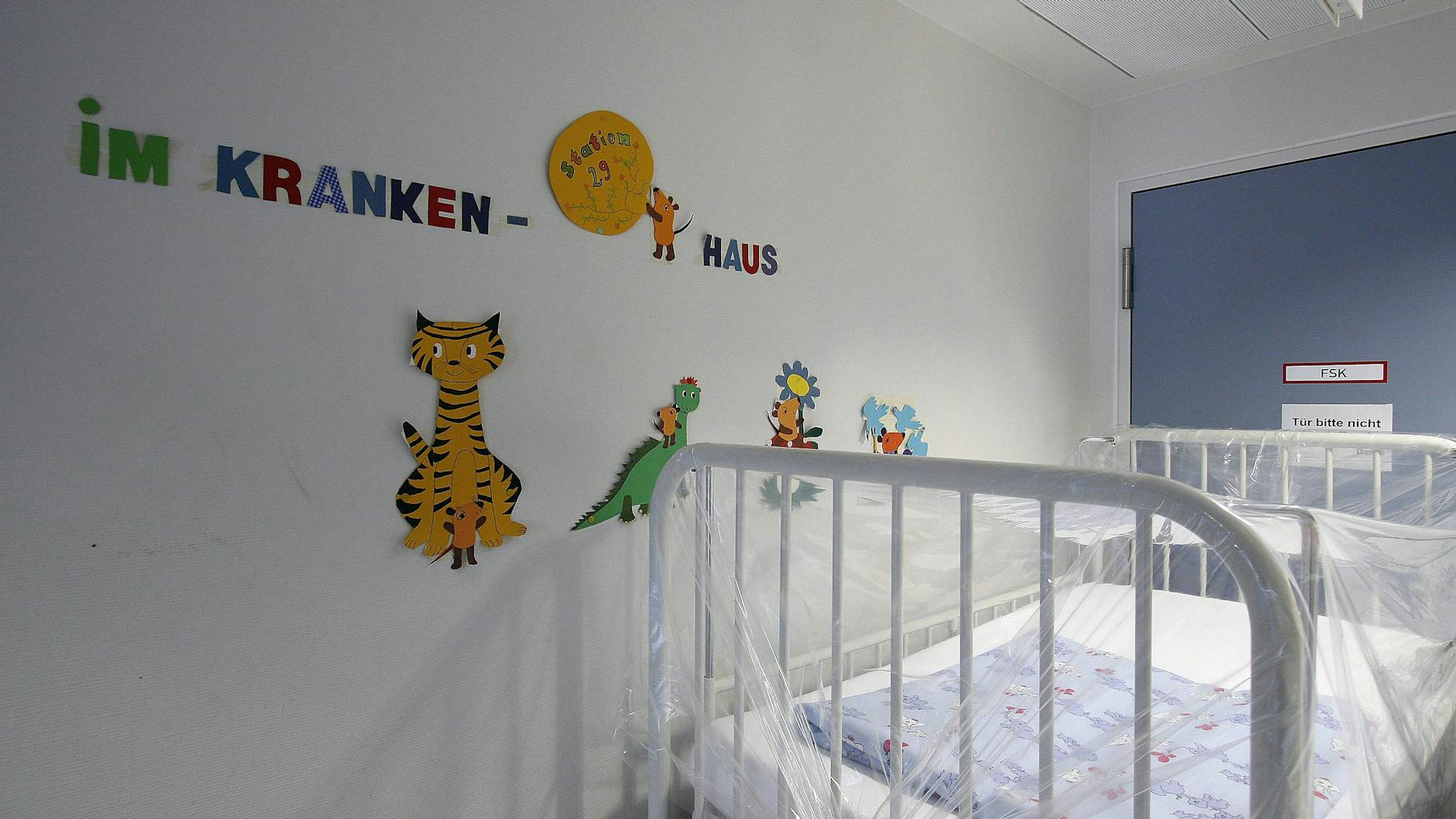 Ungenutztes Bett in einem Berliner Krankenhaus: Wegen des RSV-Virus und Pflegekräftemangel müssen immer mehr kleine Patienten in Berlin abgewiesen werden. Teils werden sie nach Brandenburg verlegt. 