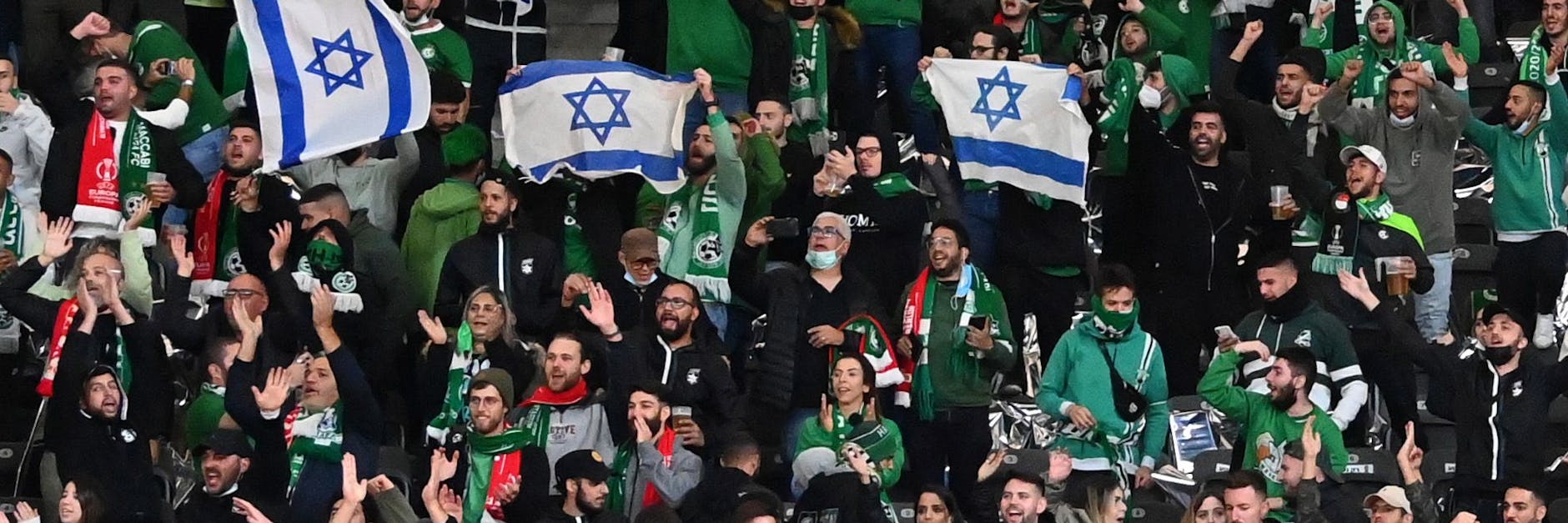 Haifa-Fans zeigen auf der Tribüne israelische Flaggen. Union-Fans sollen israelische Fußball-Anhänger im Berliner Olympiastadion antisemitisch beleidigt haben.