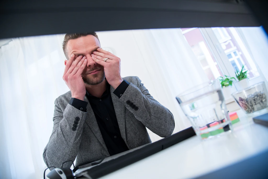 Bildschirm und Stress im Büro: Das hilft gegen trockene und gereizte Augen