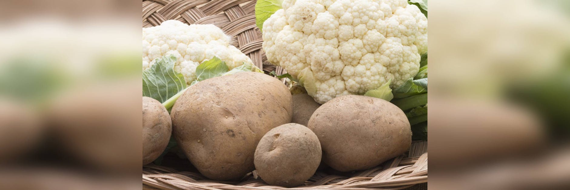 Aus Kartoffeln, Blumenkohl und reichlich Butter wird der Thüringer Blumenkohl-Auflauf mit Schweinemett.