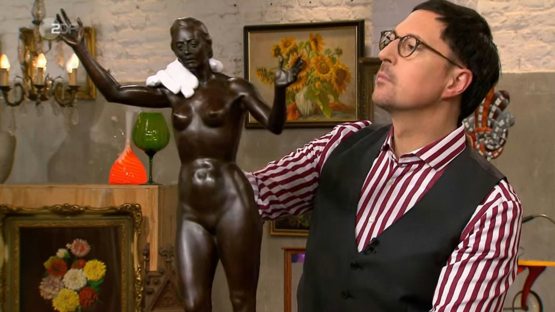 „Bares für Rares“-Experte Colmar Schulte-Goltz ist ganz beeindruckt von der Akt-Bronze.