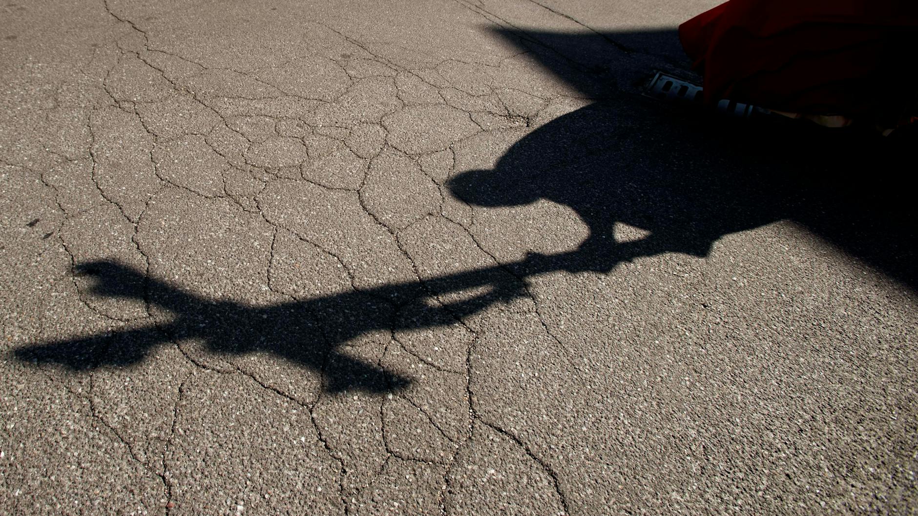 Der Schatten eines Priesters, der ein Kreuz trägt (Symbolbild).