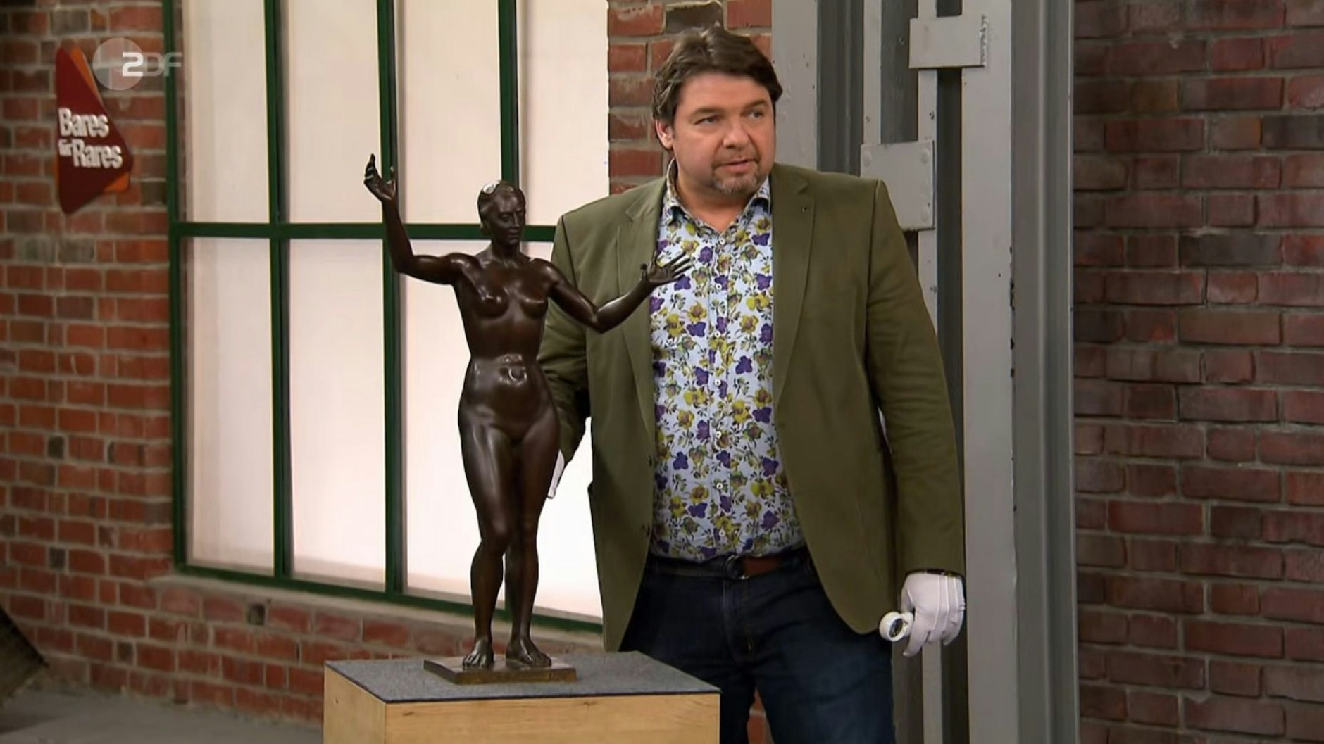 „Bares für Rares“-Händler Daniel Meyer ist vom ersten Augenblick an verliebt in die nackte Frau.