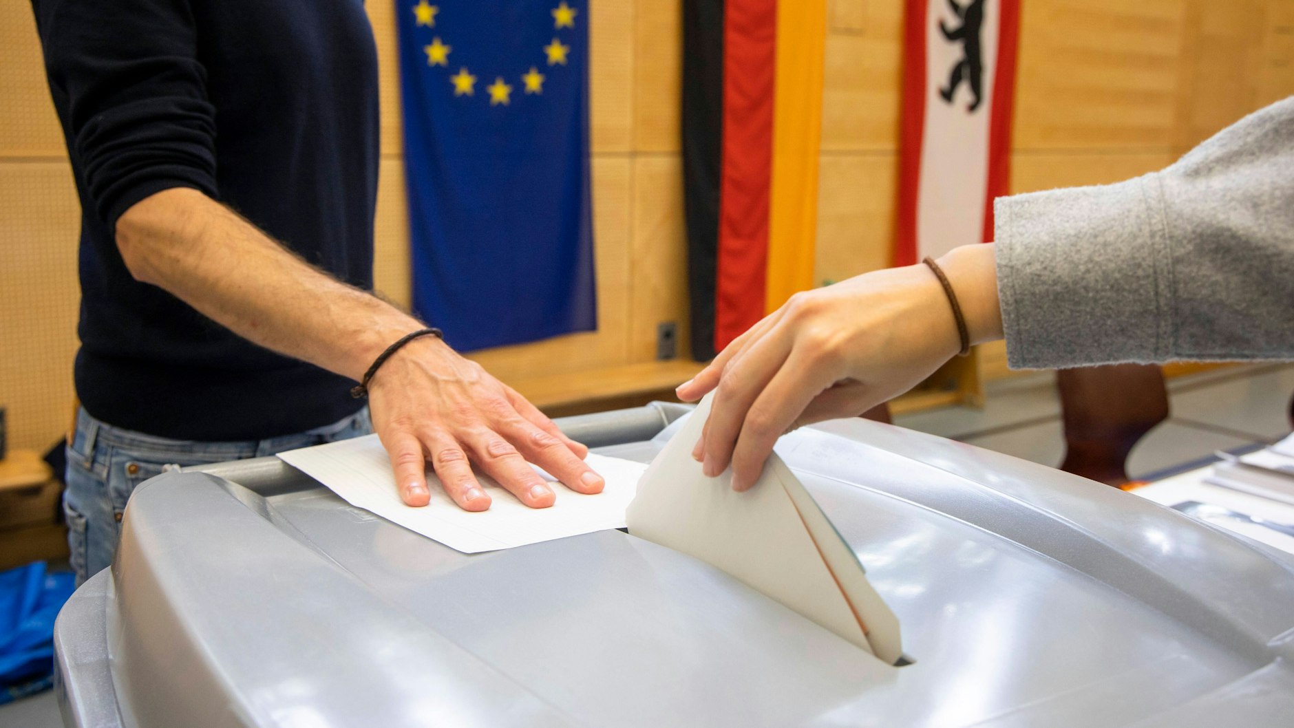 Bei den Wahlen in Berlin ging einiges schief: So sollen auch Minderjährige Stimmzettel erhalten haben.