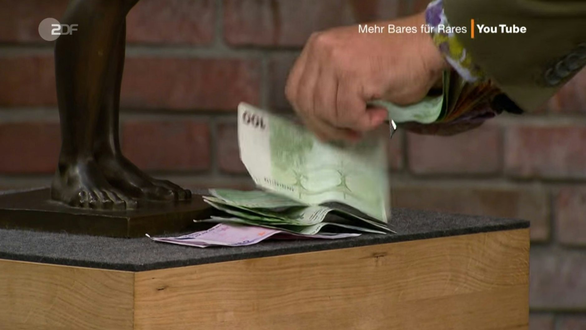 Für 2500 Euro kauft&nbsp;„Bares für Rares“-Händler Daniel Meyer die Bronze-Figur.