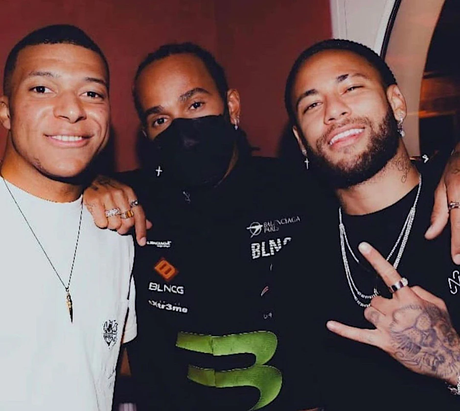 Partyvolk unter sich: Lewis Hamilton mit den PSG-Superstars Neymar (re.) und Kylian Mbappé (li.)