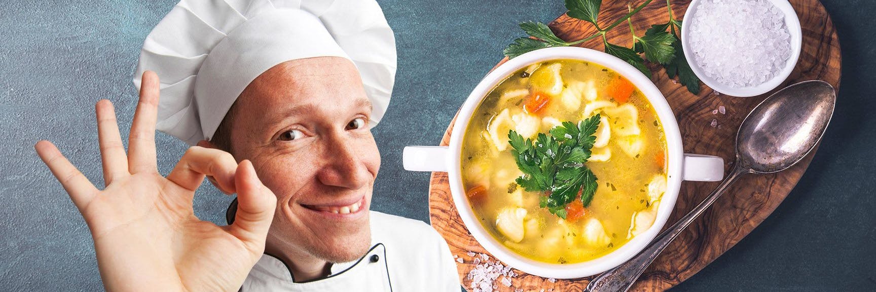 Traditionelle Hühnersuppemit Nudeln schmeckt einfach köstlich - und ist mit diesem Rezept superleicht herzustellen.