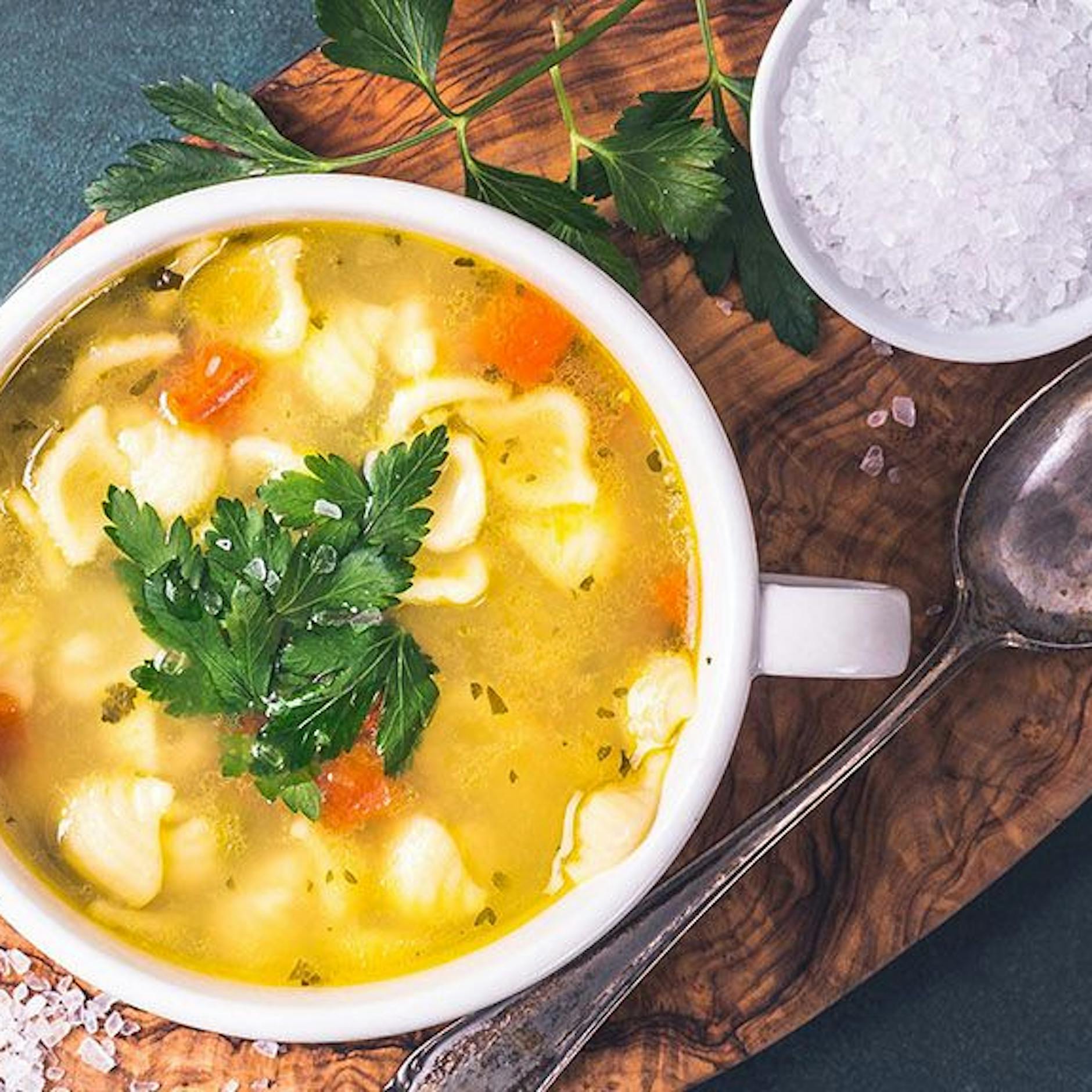Grandioses Rezept wie von Oma: So kochen Sie ganz leicht eine Hühnersuppe mit Nudeln – es schmeckt SO KÖSTLICH!