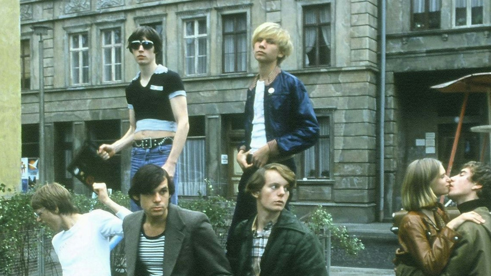 Szene aus dem Kultfilm „Sonnenallee“ (1999): Robert Stadlober (oben rechts) spielte den Ost-Berliner Rolling-Stones-Fan Wuschel.