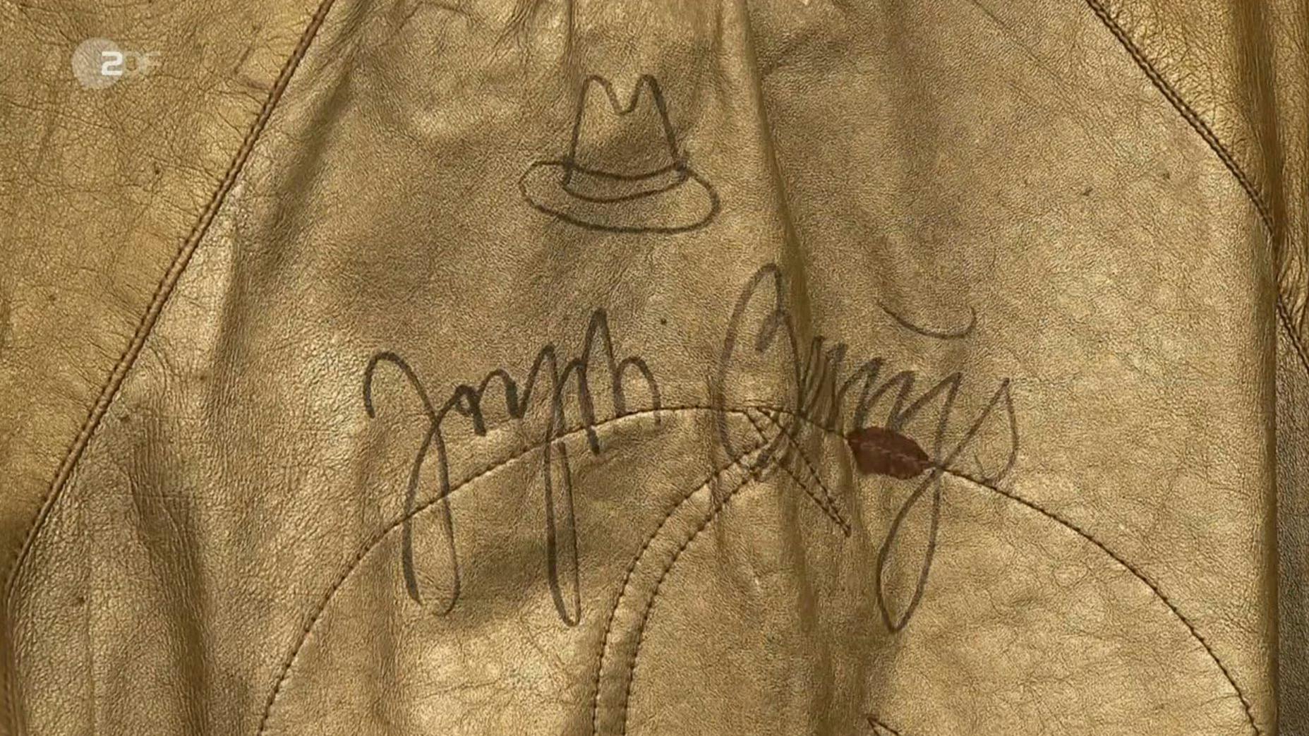 Der „Bares für Rares“-Experte bestätigt die Echtheit der Unterschrift von Joseph Beuys.