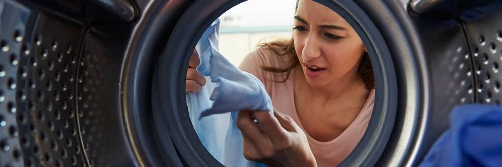 Ein Fettfleck fällt erst nach dem Waschen auf? Kein Problem, mit unseren Tipps kriegen Sie ihn trotzdem noch aus der Bluse.