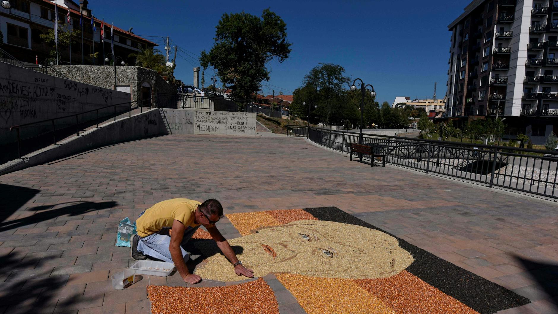 Im Ausland gefeiert: In Kosovo gestaltet der Künstler Alkent Pozhegu in der Stadt Gjakova ein Portrait der Kanzlerin als Dankeschön. 