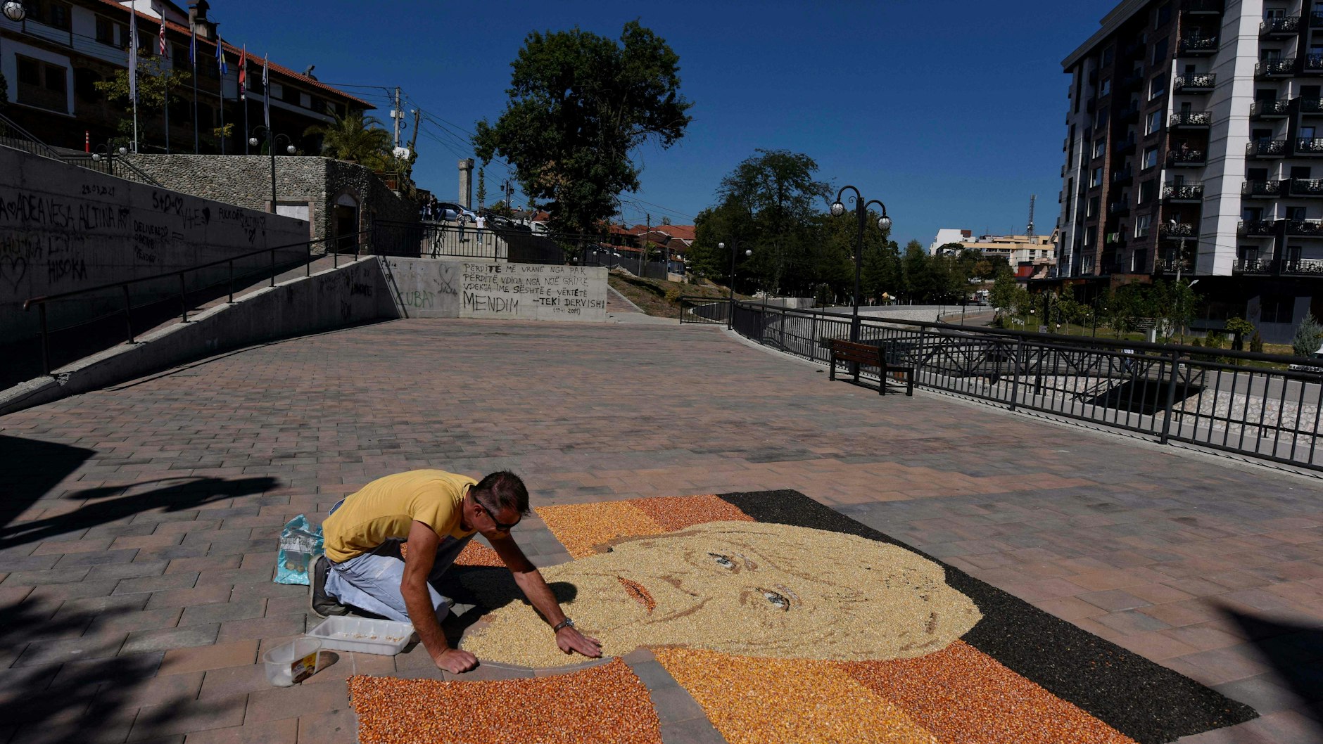 Im Ausland gefeiert: In Kosovo gestaltet der Künstler Alkent Pozhegu in der Stadt Gjakova ein Portrait der Kanzlerin als Dankeschön.&nbsp;&nbsp;