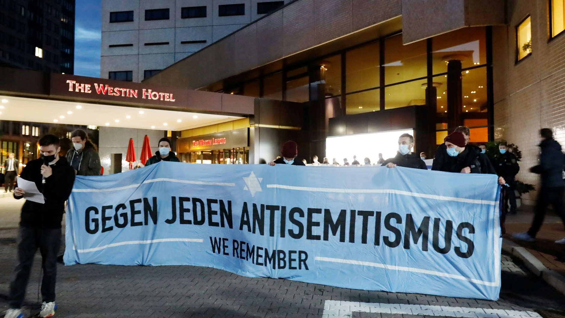 Demonstration des Bündnisses Leipzig nimmt Platz vor dem Hotel Westin Leipzig am 5.10.2021.