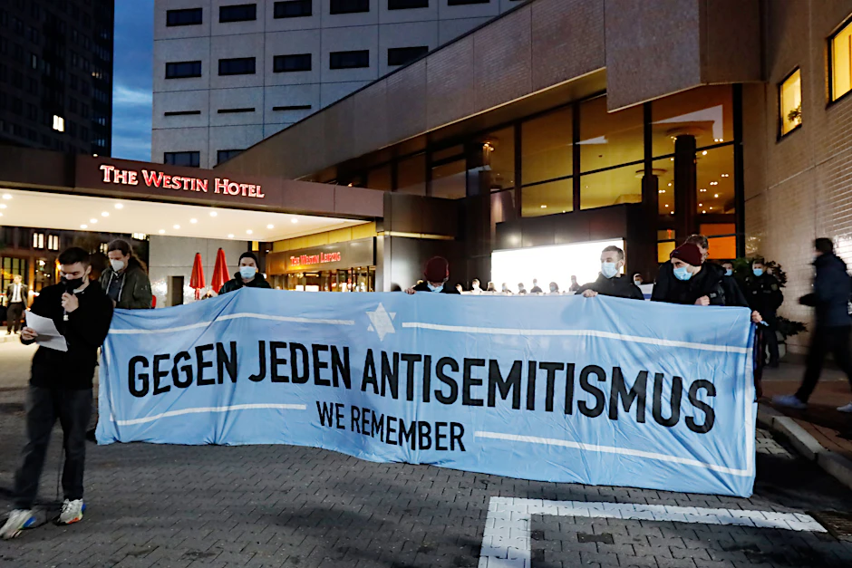 Demonstration des Bündnisses Leipzig nimmt Platz vor dem Hotel Westin Leipzig am 5.10.2021.