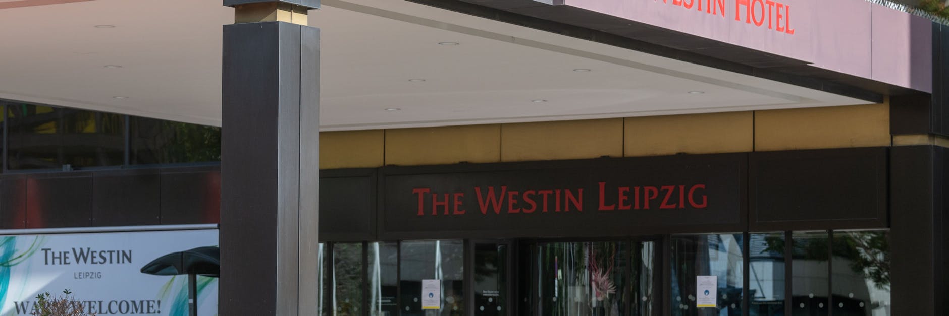 Blick auf den Eingang zum Hotel Westin Leipzig.