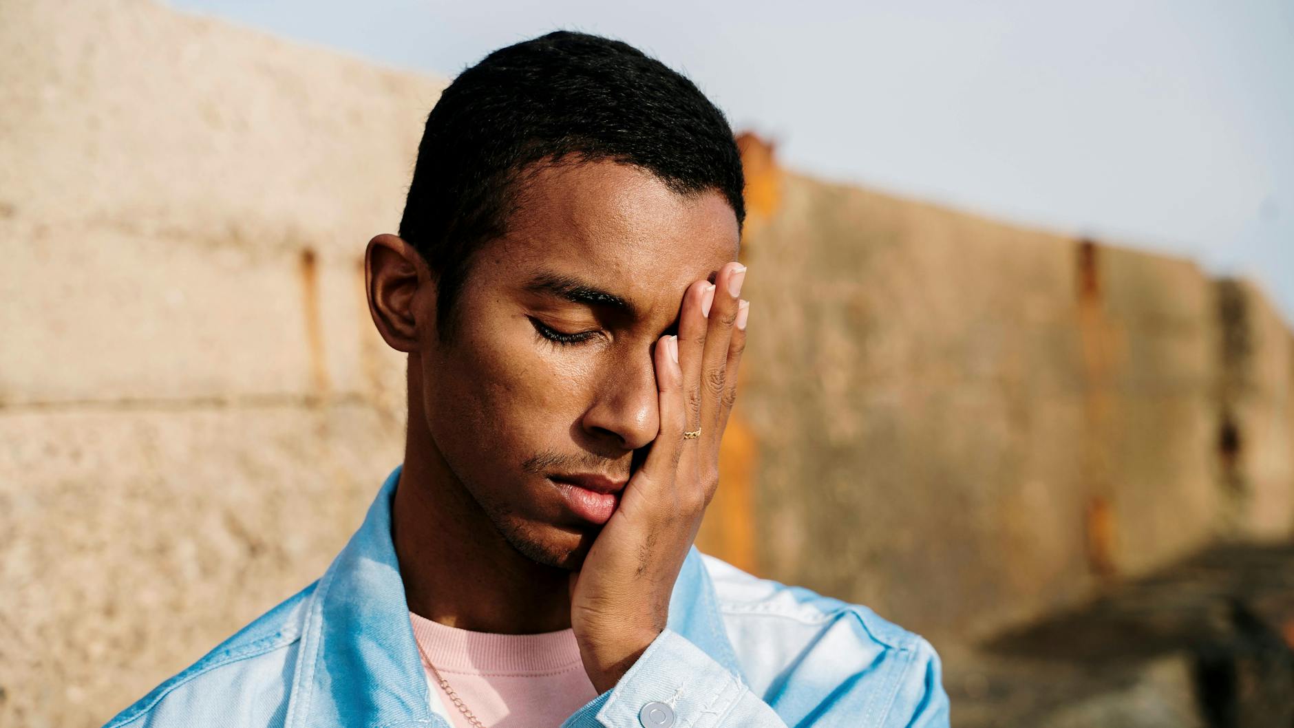 Die Unterbrechung von Routinen, Bildung und Erholung sowie Sorge um die Gesundheit hinterlasse bei vielen jungen Menschen Angst, Wut und Sorge um ihre Zukunft.