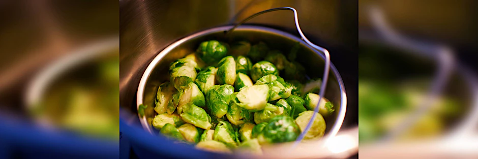 Rosenkohl schmeckt gekocht besonders lecker mit Senfsoße.