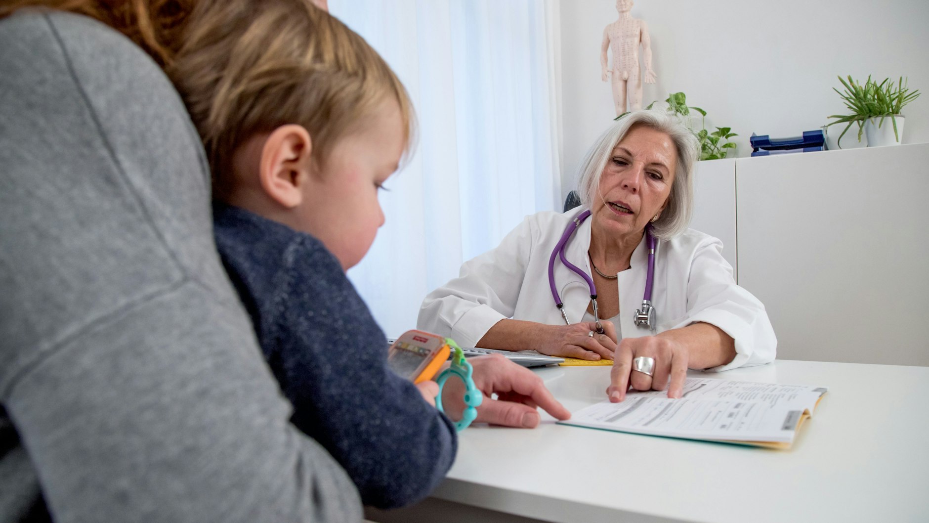In diesem Winter werden sich unter Kindern wieder viele Erkältungsviren ausbreiten. Haben die Kleinen Schwierigkeiten mit dem Atmen, ist ein Arztbesuch ratsam.